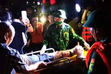 Quân y biên phòng, nhân viên y tế địa phương và gia đình chăm sóc, chuyển nạn nhân lên tuyến trên điều trị.