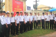 Quang cảnh lễ gắn tên đường Anh hùng liệt sĩ Trần Văn Phương tại quê nhà Quảng Bình.