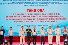 Đại biểu tặng quà cho các cựu chiến binh đoàn tàu không số.