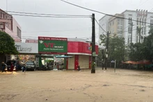 Nước lũ tràn vào thị trấn Kiến Giang, huyện Lệ Thủy gây ngập lụt.