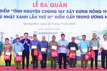 Đại diện Ban Bí thư Trung ương Đoàn và lãnh đạo tỉnh Quảng Bình tặng quà cho người dân tại Minh Hóa