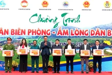 Bí thư Tỉnh ủy Quảng Bình Lê Ngọc Quang tặng quà Tết cho các đơn vị 