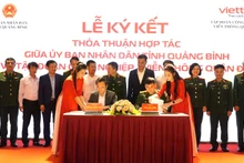 Đại diện lãnh đạo Ủy ban nhân dân tỉnh Quảng Bình và Viettel ký biên bản thỏa thuận hợp tác trong chuyển đổi số.