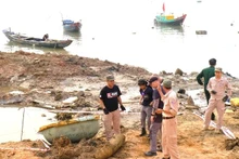 Nhân viên Dự án MAG Quảng Bình xử lý an toàn quả bom lớn sau chiến tranh ở ven sông Nhật Lệ, thành phố Đồng Hới