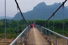Cầu treo Kim Tiến, xã Kim Hóa, huyện Tuyên Hóa vừa được sửa chữa lại để bảo đảm an toàn cho người dân đi lại.