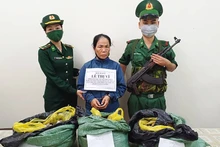 Bộ đội Biên phòng Quảng Bình bắt đối tượng Lê Thị Vĩ cùng tang vật.