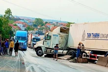 Xe container đâm vào giải phân cách giữa đường gây ách tắc giao thông trên Quốc lộ 1 đoạn qua huyện Bố Trạch, tỉnh Quảng Bình