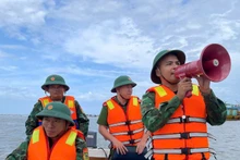 Bộ đội Biên phòng tỉnh Quảng Bình tuyên truyền, hướng dẫn chủ tàu cá neo đậu tránh trú bão an toàn. 