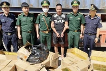 Lực lượng chức năng bắt giữ Phạm Văn Tiến cùng tang vật,