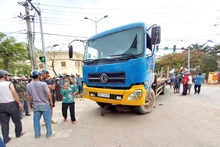 Hiện trường vụ tai nạn trưa nay tại thị trấn Quy Đạt, tỉnh Quảng Bình. (Ảnh: XP)