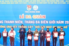 Tại lễ ra quân Tháng Thanh niên năm 2024, các đại biểu tặng quà cho các gia đình chính sách ở huyện Tuyên Hóa 