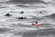 Tàu cá bị chìm, các ngư dân trên tàu cá Nam Định bám vào mũi tàu và bơi trên biển chờ ứng cứu.