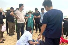 Nạn nhân được cấp cứu trên bãi biển nhưng không qua khỏi.