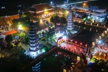 Chùa Hoằng Phúc trong đêm khai hội (Ảnh: Vĩnh Quý)