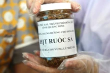 Món thịt ruốc sả do phụ nữ phường Phú Hải, thành phố Đồng Hới, Quảng Bình chế biến gửi cho người dân các tỉnh phía bắc khó khăn do thiên tai.