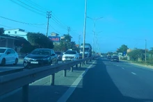 Quốc lộ 1 đoạn qua cầu Gianh ùn ứ phương tiện theo chiều từ bắc vào nam.