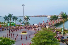 Lễ hội diễu hành đường phố Đồng Hới thu hút sự cổ vũ của hàng vạn người dân và du khách.