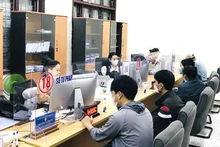 Người dân đến giao dịch tại Trung tâm phục vụ hành chính công tỉnh Quảng Bình. (Ảnh minh họa) 