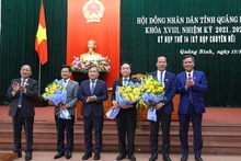 Các đồng chí lãnh đạo tỉnh Quảng Bình tặng hoa cho 3 cán bộ được bầu giữ các chức vụ trong Hội đồng nhân dân và Ủy ban nhân dân tỉnh.