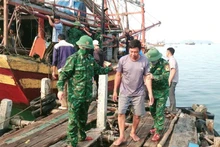 Bộ đội Biên phòng Quảng Bình tiếp nhận 6 ngư dân được các tàu cá cứu kịp thời đưa vào bờ biển Hòn La.