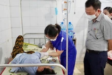 Lãnh đạo Trung tâm Kiểm soát bệnh tật tỉnh Quảng Bình giám sát việc điều trị sốt xuất huyết cho bệnh nhân ở một cơ sở y tế trong tỉnh (Ảnh: NH)