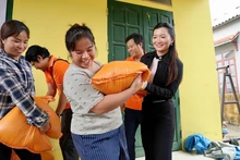 Bà Nguyễn Ngọc Ánh - Phó Chủ tịch Tập đoàn Kim Oanh trao 20 kg gạo/hộ tận tay bà con vùng lũ.