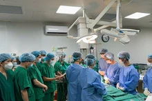 Các bác sĩ Bệnh viện đa khoa Xanh Pôn chuẩn bị thực hiện ca lấy, ghép tạng.