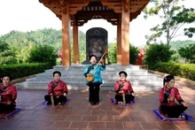Nghệ nhân Nhân dân Hà Mai Ven (ở giữa) biểu diễn hát then, đàn tính tại lễ hội của xã Thụy Hùng, huyện Cao Lộc. (Ảnh VI HÙNG)