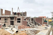Người dân khẩn trương xây nhà mới tại khu tái định cư phục vụ đường vành đai 4-Vùng Thủ đô ở xã Hồng Vân, huyện Thường Tín.