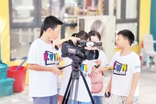 Học sinh thực tập quay phim tại Cung Văn hóa thiếu nhi Hà Nội.