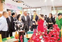 Đại biểu tham quan gian hàng trưng bày tại Tuần lễ Kết nối giao thương và giới thiệu sản phẩm ngành lương thực thực, phẩm năm 2024.