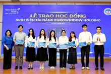 Đại diện Trường đại học Kinh tế quốc dân trao học bổng sinh viên xuất sắc. (Ảnh PHƯƠNG LINH)