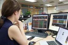 Nhà đầu tư theo dõi thị trường chứng khoán. (Ảnh ĐĂNG ANH)