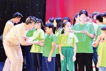 Đại diện Quỹ Hạt giống nhỏ (S-Seeds) khen thưởng các cháu có thành tích học tập tốt.