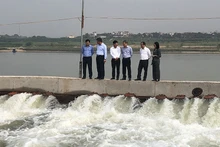 Đoàn công tác của Bộ Nông nghiệp và Phát triển nông thôn kiểm tra việc lấy nước gieo cấy lúa đông xuân.