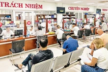 Giao dịch hành chính tại bộ phận “một cửa” Trung tâm Hành chính thành phố Đà Nẵng.