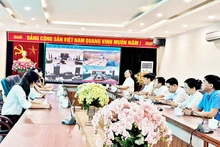 Cán bộ Tòa án nhân dân tỉnh Bắc Ninh theo dõi phiên xét xử trực tuyến rút kinh nghiệm.