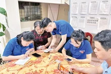 Đoàn viên, thanh niên các cơ quan tỉnh (thuộc Tỉnh đoàn Lạng Sơn) hỗ trợ người dân cài đặt tài khoản định danh điện tử VNeID.