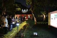 Du khách tham quan tour “Trải nghiệm đêm Văn Miếu-Quốc Tử Giám”. (Ảnh Thành Nguyễn)