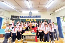 Cô giáo Nguyễn Thị Bảo Ngọc và các học sinh đón Tết Trung thu tại Trường trung học cơ sở Ngô Tất Tố.