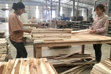 Sản xuất đồ gỗ xuất khẩu tại Công ty TAVICO (Đồng Nai).
