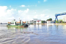 Bến phà Bình Khánh (sông Soài Rạp) kết nối giao thông giữa huyện Nhà Bè với huyện Cần Giờ, Thành phố Hồ Chí Minh.