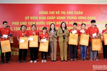 Phó Chủ tịch nước cùng lãnh đạo tỉnh Thái Bình trao quà cho người lao động gặp hoàn cảnh khó khăn tại Công ty cổ phần quốc tế Bảo Hưng.
