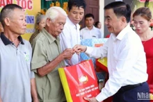 Đồng chí Trần Cẩm Tú tặng quà cho các hộ gia đình có hoàn cảnh khó khăn tại thôn Trung, xã Đông Phương (huyện Đông Hưng, tỉnh Thái Bình).