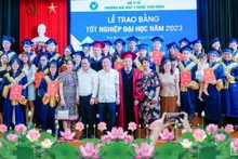 Thầy và trò Trường Đại học Y Dược Thái Bình hân hoan trong ngày vui tốt nghiệp.