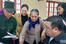 Người dân xã Tân Phong (huyện Vũ Thư, tỉnh Thái Bình) vui mừng khi được nhận giấy chứng nhận quyền sử dụng đất lần đầu ngay những ngày giáp Tết cổ truyền của dân tộc.