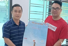 Văn phòng đại diện Báo Nhân Dân tại tỉnh Thái Bình trao tặng ấn phẩm đặc biệt "Cột cờ Hà Nội" cho Thư viện tỉnh Thái Bình.