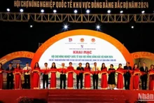 Nghi lễ cắt băng khai mạc hội chợ.