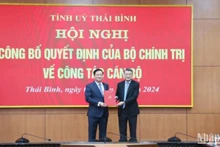 Đồng chí Lê Minh Hưng trao Quyết định của Bộ Chính trị chuẩn y đồng chí Nguyễn Khắc Thận giữ chức Bí thư Tỉnh ủy Thái Bình, nhiệm kỳ 2020-2025.