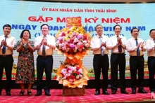 Lãnh đạo tỉnh Thái Bình tặng hoa chúc mừng cộng đồng doanh nghiệp.